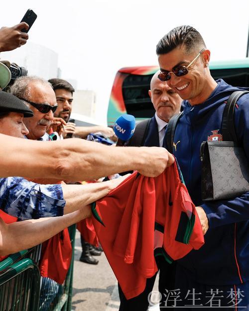 C罗分享抵达葡萄牙国家队照片引热议，球迷吐槽摄影师技术